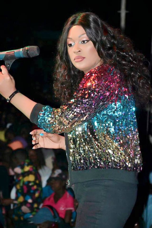 La chanteuse Titi en plein concert à Dakar La chanteuse Titi en plein concert à Dakar