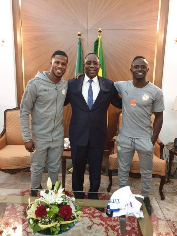 Diao Baldé Keita offre un maillot à Macky Diao Baldé Keita offre un maillot à Macky