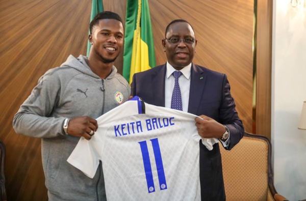 Diao Baldé Keita offre un maillot à Macky Diao Baldé Keita offre un maillot à Macky