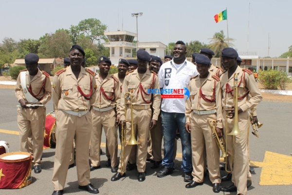 Le lutteur Balla Gaye avec l'armée nationale Le lutteur Balla Gaye avec l'armée nationale