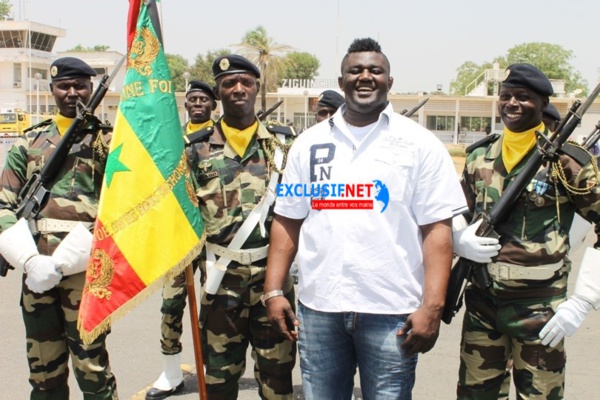 Le lutteur Balla Gaye avec l'armée nationale Le lutteur Balla Gaye avec l'armée nationale