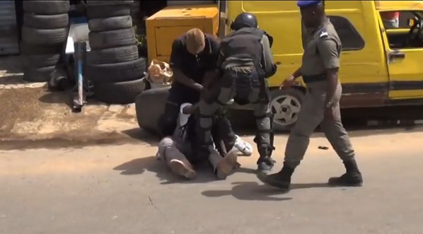 DAKAR: La gendarmerie fait avorter un braquage en plein jour, deux individus arrêtés DAKAR: La gendarmerie fait avorter un braquage en plein jour, deux individus arrêtés