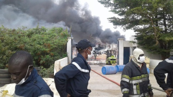 Violent incendie à la zone Franche industrielle de Mbao