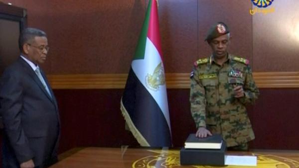 Soudan: Le général Awad Benawf à la tête du Conseil militaire de transition
