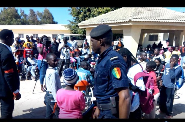 Ce que ce policier a fait est tout simplement exemplaire et touchant(Regardez) Ce que ce policier a fait est tout simplement exemplaire et touchant(Regardez)