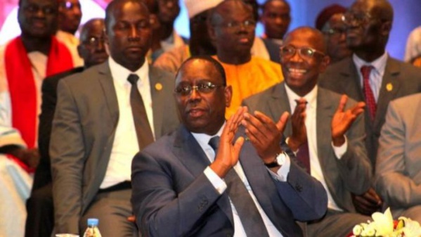 Macky Sall offre un million à chaque député Macky Sall offre un million à chaque député