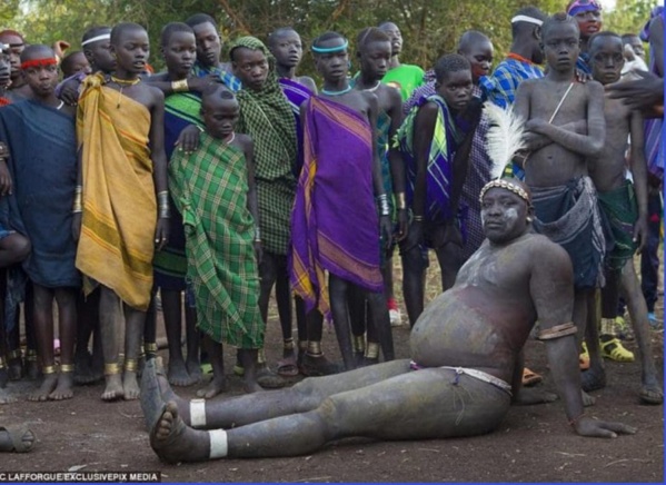 Éthiopie : Dans cette tribu, les hommes sont gavés au lait et au sang pour… Éthiopie : Dans cette tribu, les hommes sont gavés au lait et au sang pour…