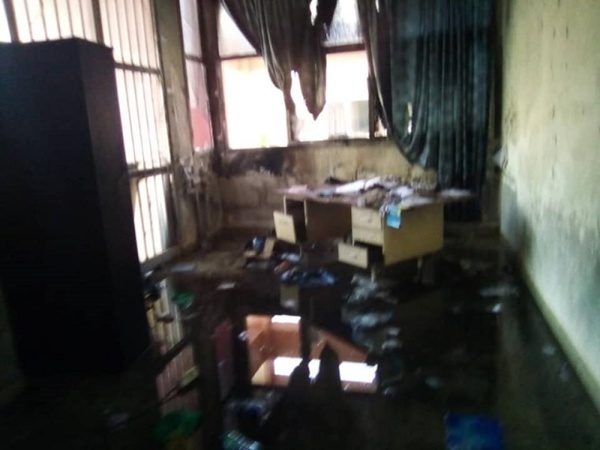 Incendie à la salle de l'Etat civil de la marie de Ziguinchor (Les dégâts en image) Incendie à la salle de l'Etat civil de la marie de Ziguinchor (Les dégâts en image)
