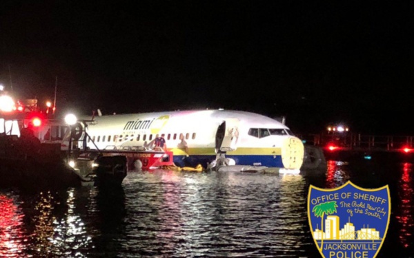 Un Boeing 737 finit son atterrissage dans une rivière en Floride Un Boeing 737 finit son atterrissage dans une rivière en Floride