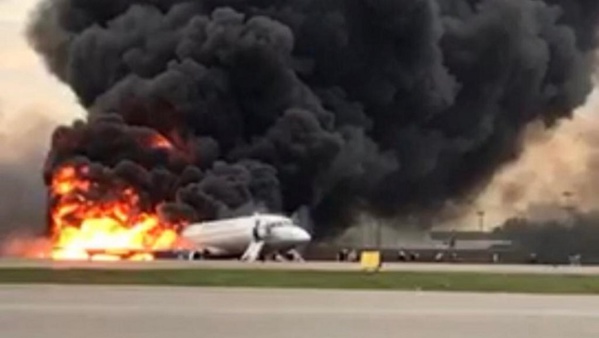 Russie: atterrissage d'urgence d'un avion à Moscou, 41 morts
