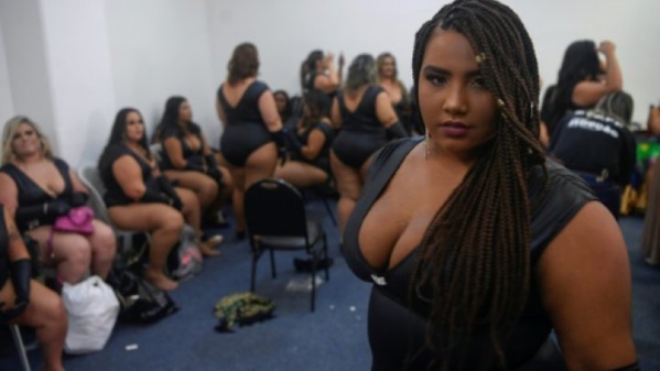 Brésil: des femmes rondes à l'honneur dans un salon érotique à Rio Brésil: des femmes rondes à l'honneur dans un salon érotique à Rio