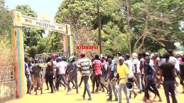 Bignona : Les conducteurs de mototaxi envahissent la préfecture Bignona : Les conducteurs de mototaxi envahissent la préfecture