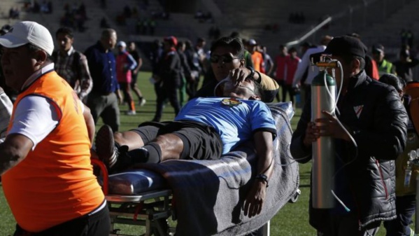 Un arbitre meurt après un arrêt cardiaque en plein match en Bolivie (vidéo) Un arbitre meurt après un arrêt cardiaque en plein match en Bolivie (vidéo)