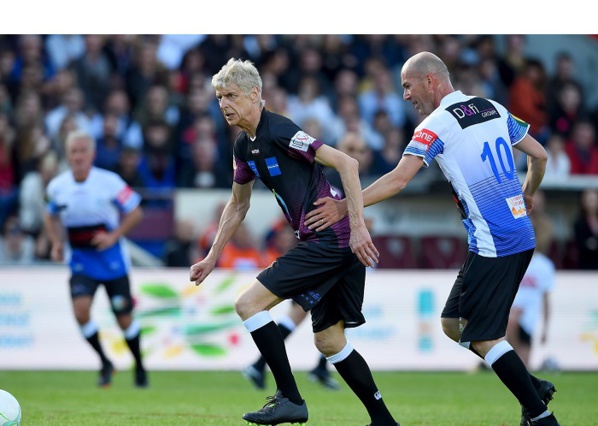Match des légendes Français : le dribble de Wenger sur Zidane affole la toile Match des légendes Français : le dribble de Wenger sur Zidane affole la toile