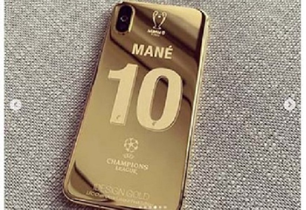 Des iPhone Max en or 24 carats pour Sadio Mané et ses coéquipiers Des iPhone Max en or 24 carats pour Sadio Mané et ses coéquipiers