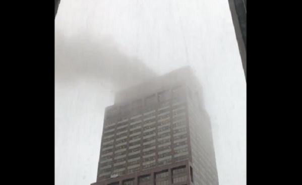 Un hélicoptère s’écrase sur un immeuble de Manhattan Un hélicoptère s’écrase sur un immeuble de Manhattan