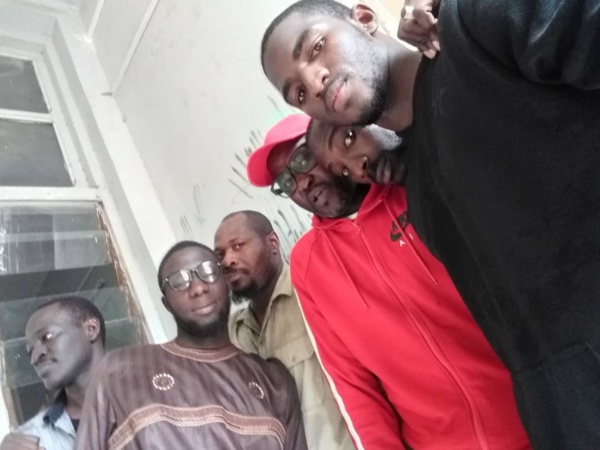 Exclusivité: L'image des manifestants arrêtés depuis le commissariat central Exclusivité: L'image des manifestants arrêtés depuis le commissariat central