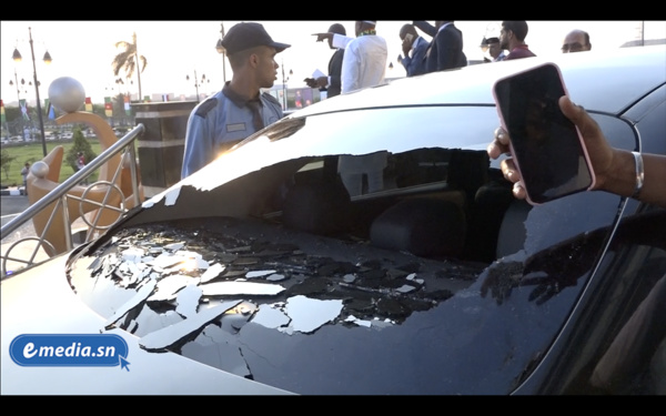 Des Étudiants sénégalais caillassent une voiture du convoi de Matar Bâ Des Étudiants sénégalais caillassent une voiture du convoi de Matar Bâ