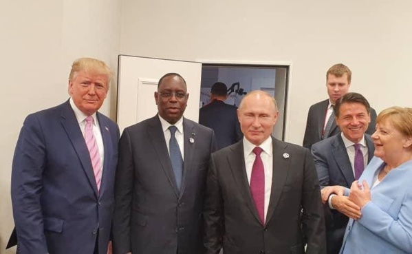 La photo qui sonne faux… (Par Alassane K. KITANE)