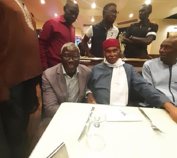 Me Wade filmé au Café de Rome (images) Me Wade filmé au Café de Rome (images)