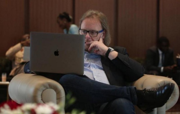 Ingérence: Le Photographe de Macky accuse l'opposition d'étre derrière la rumeur sur la mort de... Ingérence: Le Photographe de Macky accuse l'opposition d'étre derrière la rumeur sur la mort de...