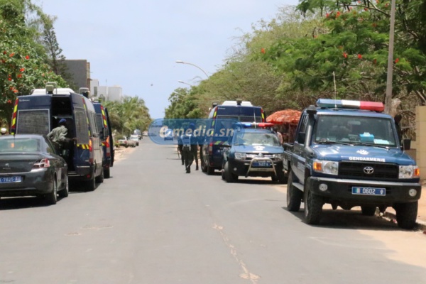Sit-in devant le domicile de Macky Sall : 20 "marrons du feu" arrêtés Sit-in devant le domicile de Macky Sall : 20 "marrons du feu" arrêtés