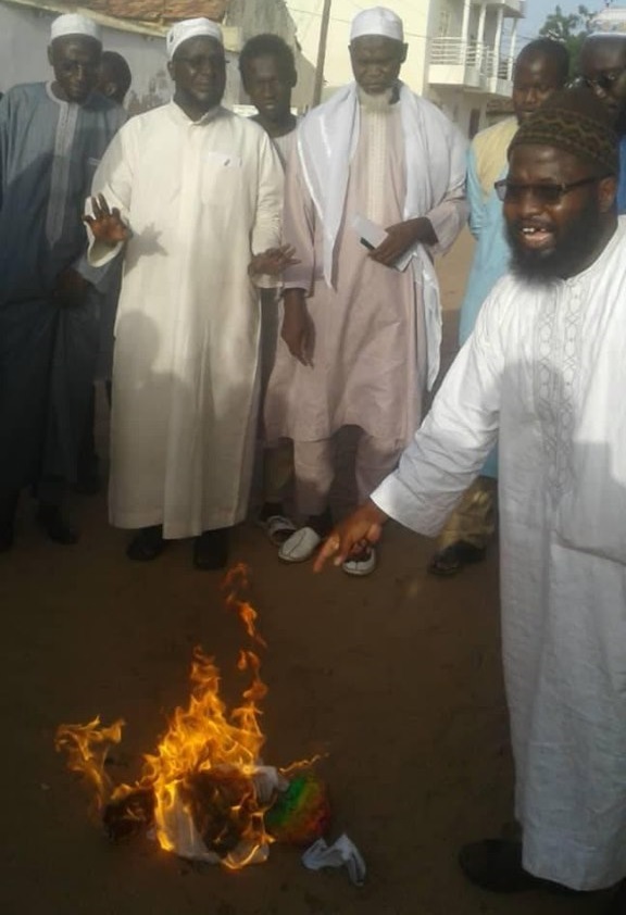 Son rassemblement interdit : Imam Ndao brûle un tee-shirt "LGBT" et accuse...