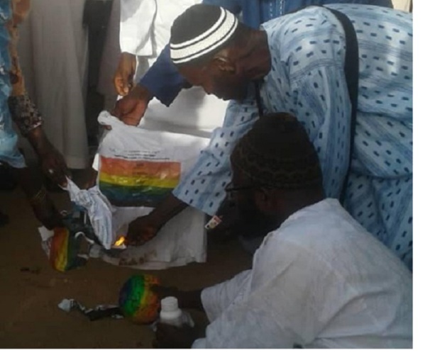 Son rassemblement interdit : Imam Ndao brûle un tee-shirt "LGBT" et accuse... Son rassemblement interdit : Imam Ndao brûle un tee-shirt "LGBT" et accuse...
