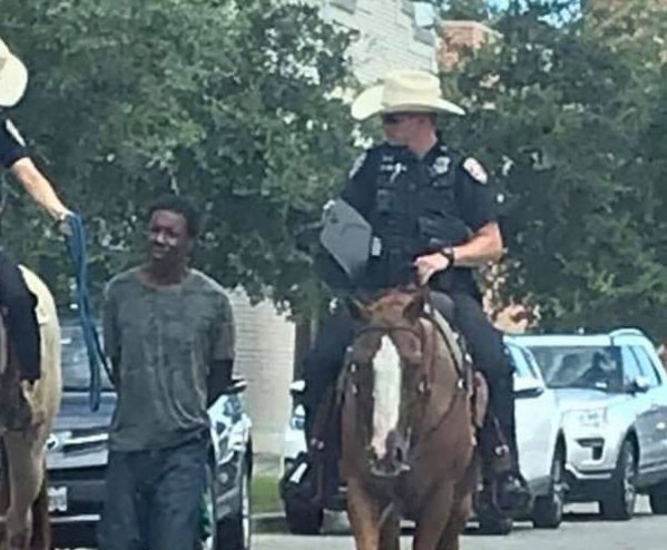 Texas : Un homme noir mené avec une corde par des policiers à cheval