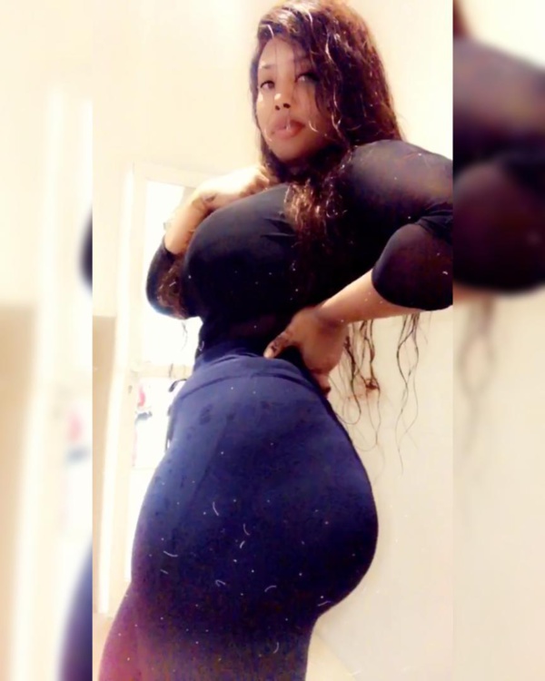 La belle Amina Saleh chauffe ses followers avec sa tenue moulante