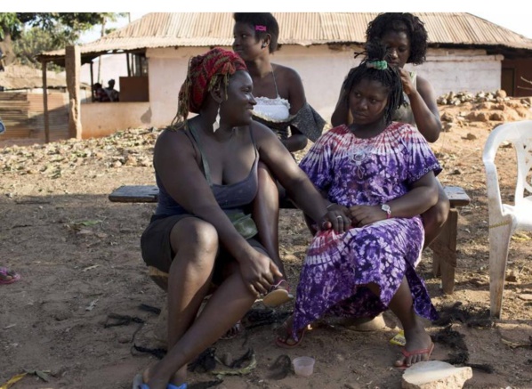 Vidéo: En Guinée Bissau, les femmes sont toutes naturelles, elles n'aiment pas le "Khessal" Vidéo: En Guinée Bissau, les femmes sont toutes naturelles, elles n'aiment pas le "Khessal"