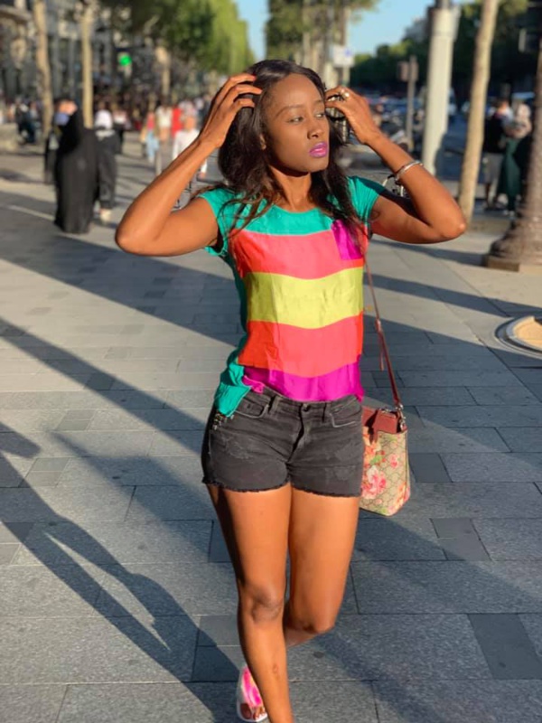 Quenn Bizz en mini sous fesse avec un T-Shirts LGBT Quenn Bizz en mini sous fesse avec un T-Shirts LGBT