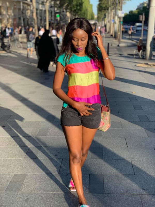 Quenn Bizz en mini sous fesse avec un T-Shirts LGBT Quenn Bizz en mini sous fesse avec un T-Shirts LGBT