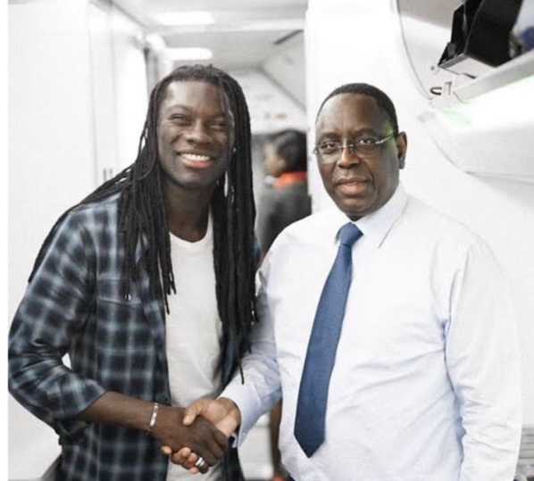 Bafétimbi Gomis a voyagé avec le Président Macky Sall à bord d’un vol Air Sénégal Bafétimbi Gomis a voyagé avec le Président Macky Sall à bord d’un vol Air Sénégal
