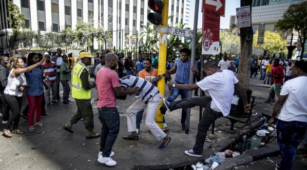 Xénophobie en Afrique: "Ils pillent, brûlent et personne n’est arrêté". L'Etat est-il complice ? Xénophobie en Afrique: "Ils pillent, brûlent et personne n’est arrêté". L'Etat est-il complice ?