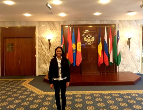 Léna Sène, explore le milieu des hommes d'affaires Russes Léna Sène, explore le milieu des hommes d'affaires Russes