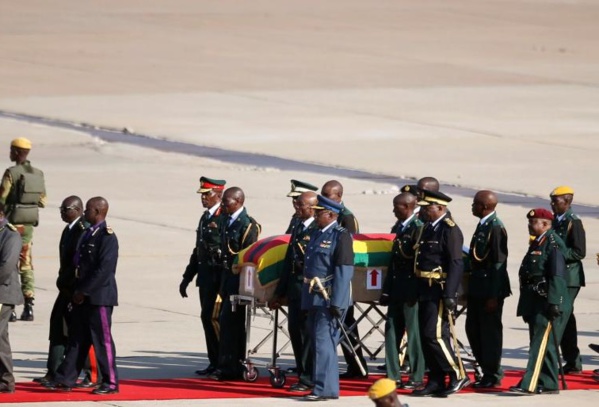 Zimbabwe: la dépouille de Mugabe est arrivée à Harare Zimbabwe: la dépouille de Mugabe est arrivée à Harare