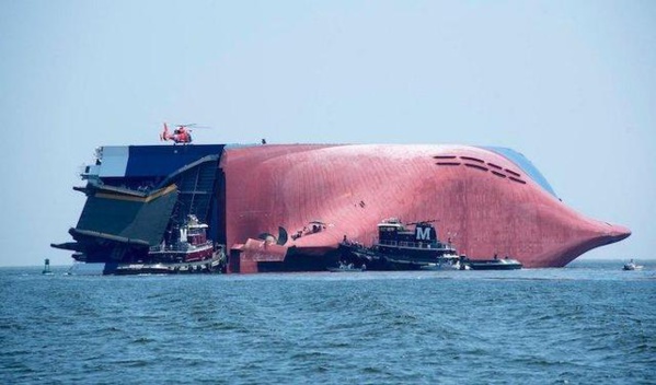 Un cargo transportant 4000 voitures se renverse en mer  Turbo