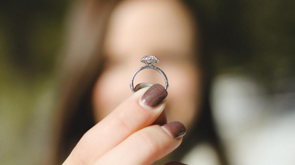 Une américaine avale sa bague de fiançailles Une américaine avale sa bague de fiançailles