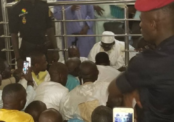 Pape Aly Guèye au khalif général des mourides: "Serigne Bi", je suis venu vous renouveler mon allégeance ad vitam aeternam" Pape Aly Guèye au khalif général des mourides: "Serigne Bi", je suis venu vous renouveler mon allégeance ad vitam aeternam"