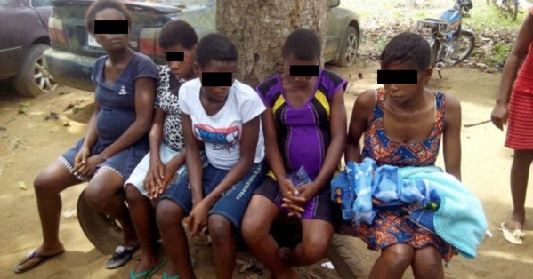 Nigéria: 19 femmes enceintes libérées de plusieurs "usines à bébés" Nigéria: 19 femmes enceintes libérées de plusieurs "usines à bébés"