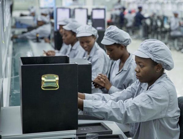 Rwanda : lancement officiel de l’usine de fabrication de smartphone