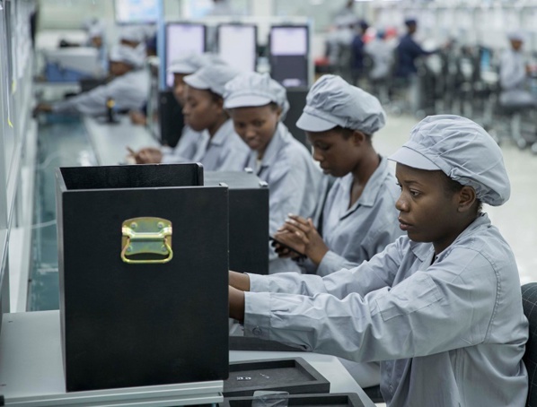 Rwanda : lancement officiel de l’usine de fabrication de smartphone Rwanda : lancement officiel de l’usine de fabrication de smartphone