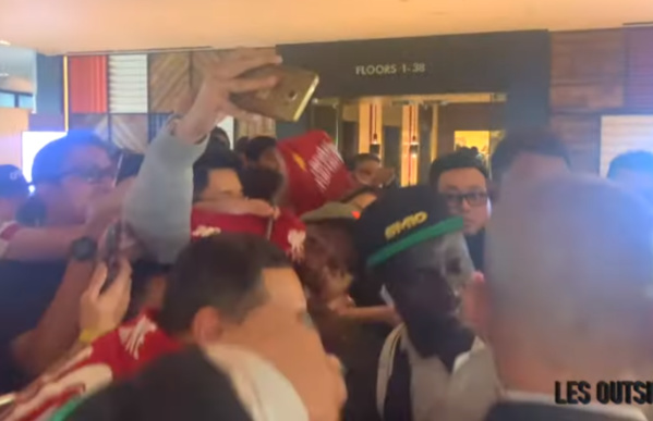 VIDÉO : Arrivée des lions, Sadio Mané accueilli en héros à Singapore pour le match contre le Brésil VIDÉO : Arrivée des lions, Sadio Mané accueilli en héros à Singapore pour le match contre le Brésil