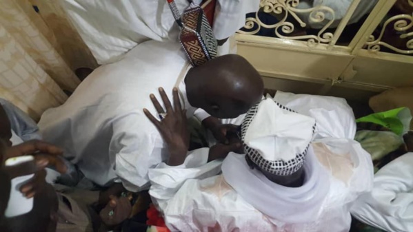Touba : Idy craque devant le Khalif général des mourides Touba : Idy craque devant le Khalif général des mourides