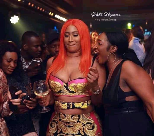 Diaba Sora dans un bar Parisien 