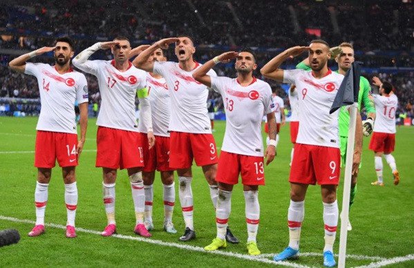 Les Turcs saluent le public Les Turcs saluent le public