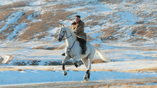 Kim Jong-un et son cheval blanc, une image forte en symboles Kim Jong-un et son cheval blanc, une image forte en symboles