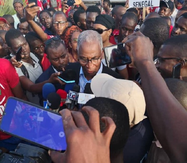 Élargissement du front contre Condé: Le président Bâ Oury et la société civile sénégalaise ont marché héroïquement à Dakar Élargissement du front contre Condé: Le président Bâ Oury et la société civile sénégalaise ont marché héroïquement à Dakar