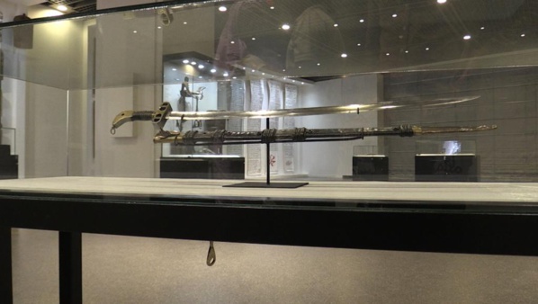 Patrimoine: la France restitue au Sénégal le sabre d'El Hadj Omar Tall Patrimoine: la France restitue au Sénégal le sabre d'El Hadj Omar Tall